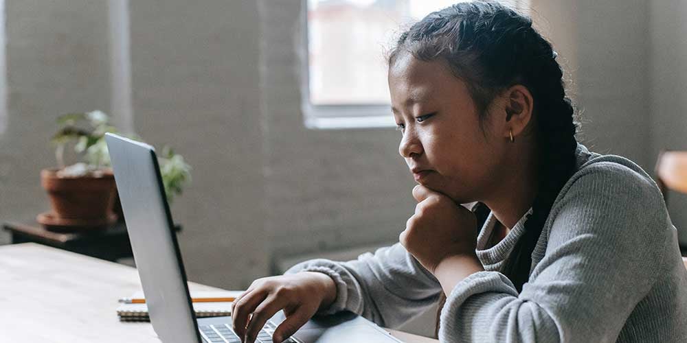 girl learning online