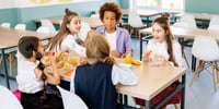 becas-comedor-escolar-estudiantes-comiendo-en-la-cafeteria-del-colegio