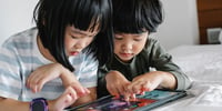 niños disfrutan al jugar a videojuegos desde una tablet