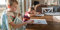 niños estudiando en casa unschooling homeschooling
