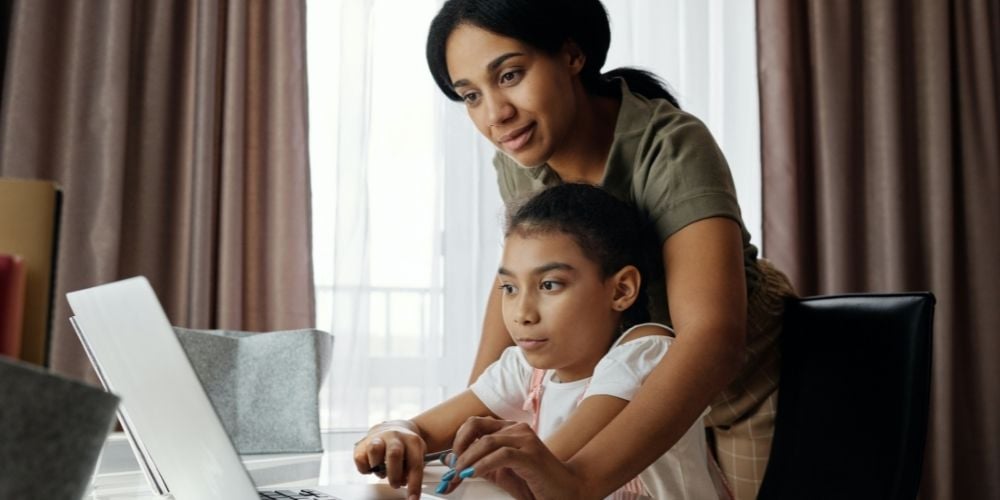 madre ayuda a su hija con los deberes del profesor