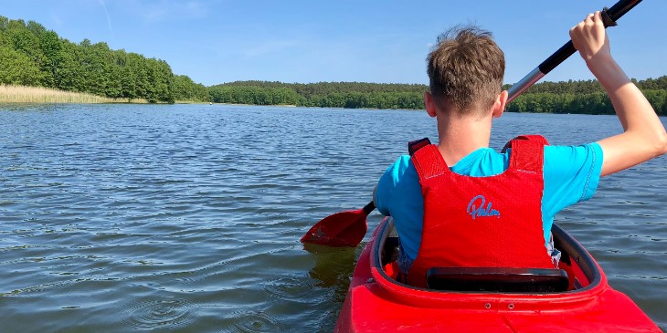 Canoe-kayak-adolescent-ete