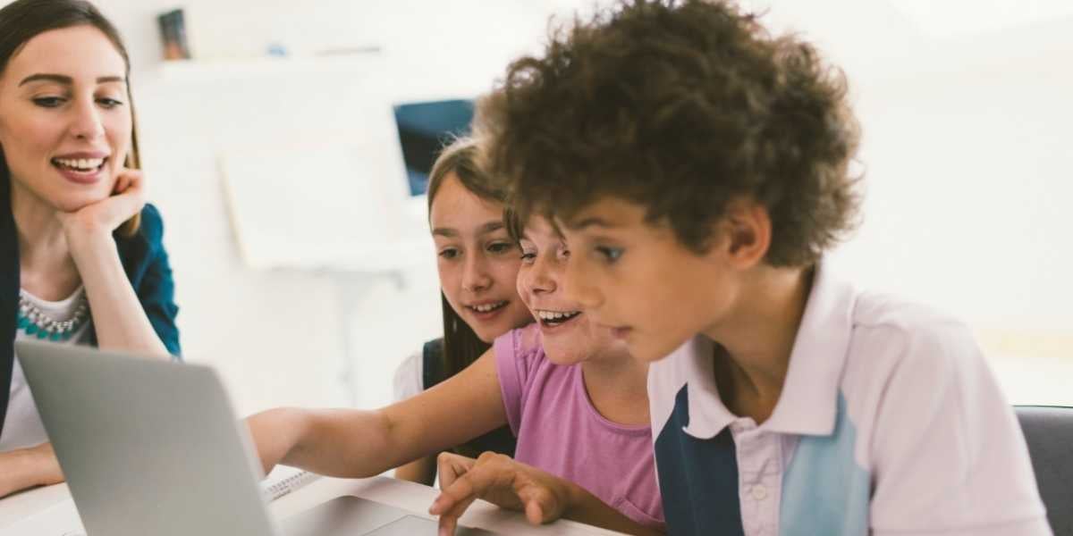 Enfants sur un ordinateur 