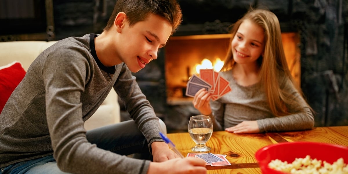 Enfants jouant aux cartes