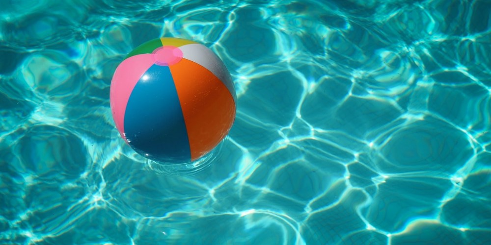 Ballon et piscine