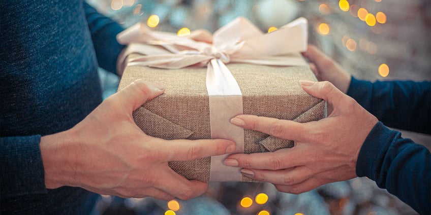 Christmas-gift-giving-hands-saving-tips
