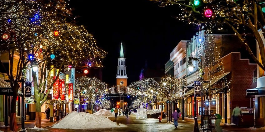 Christmas-street-carol-view-city-night