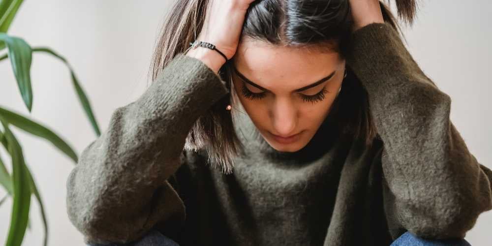 chica adolescente sufriendo un ataque de ansiedad