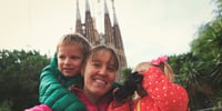 ninos-barcelona-madre-sagrada-familia