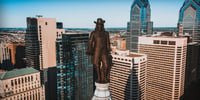 Immagine scoperta dell'America con statua Cristoforo Colombo