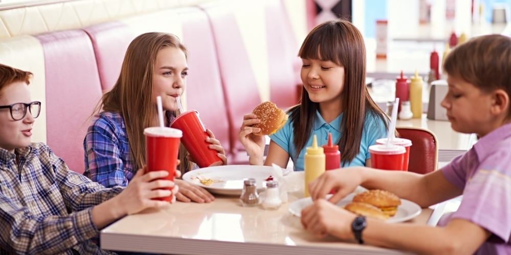 obesidad-infantil-ninos-comiendo-comida-basura-comida-rapida