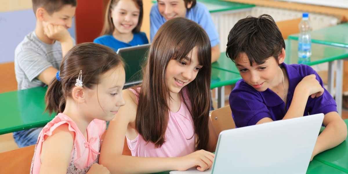 Enfants dans une classe sur des ordinateurs