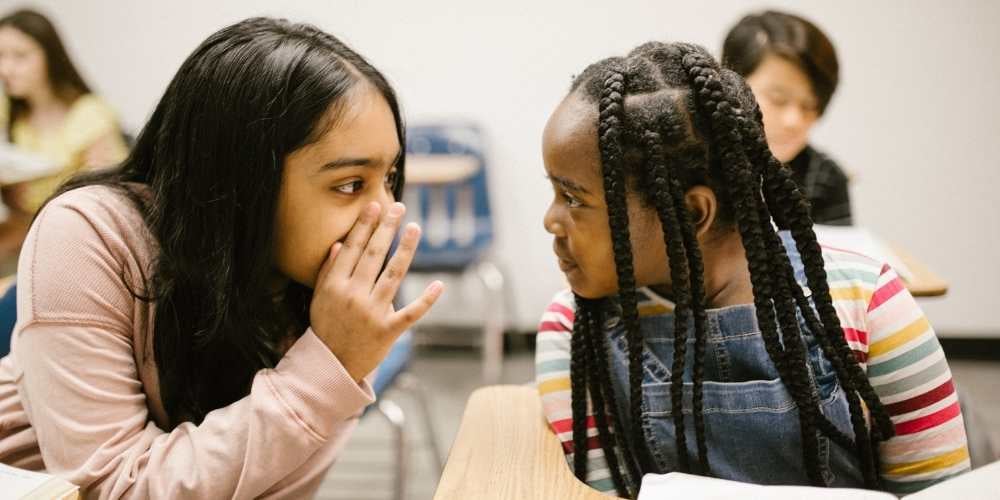 niñas en clase haciendo bullying acoso escolar