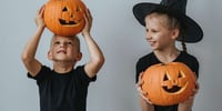 niños-jugando-con-calabazas-en-halloween