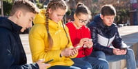 adolescentes-niños-usando-movil-app-duolingo-aprender-idiomas