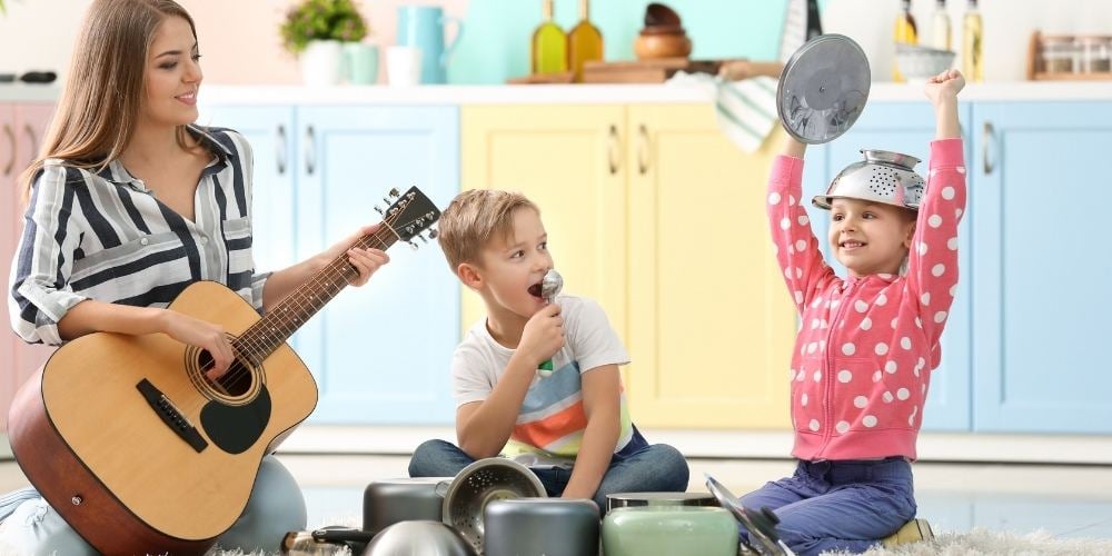 sindrome-de-peter-pan-ninos-jugando-guitarra-cocina
