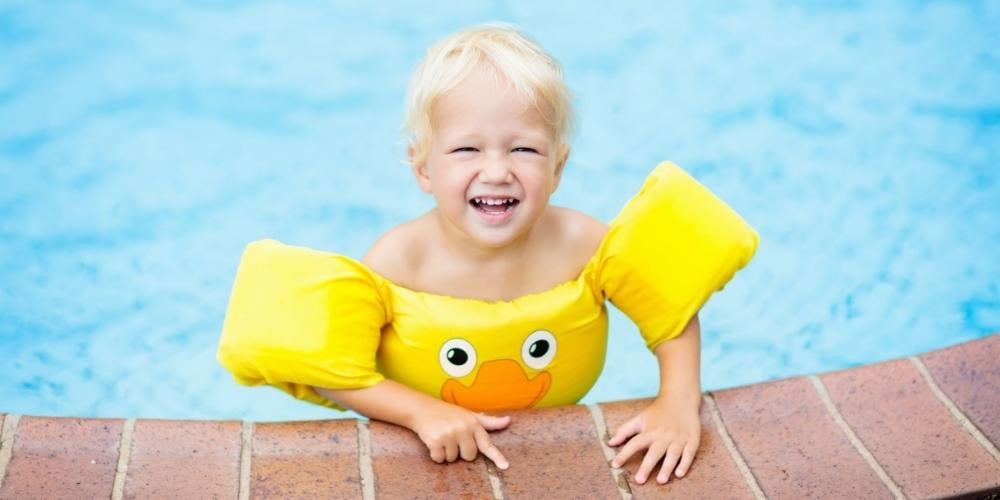 flotadores-ninos-juegos-en-la-piscina-seguridad-en-el-agua