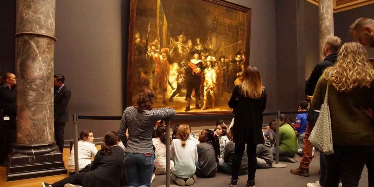 Écoliers lors d'une visite d'un musée