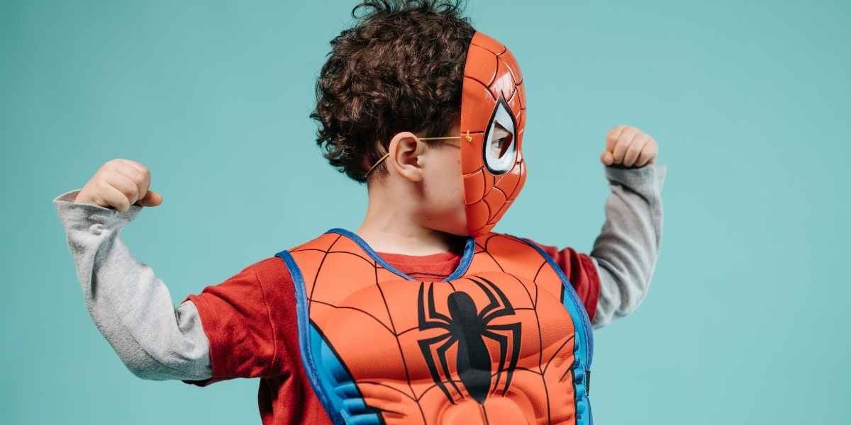 Enfant déguisé en Spider-Man