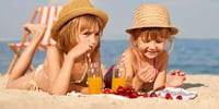 bebidas-saludables-verano-ninos-playa
