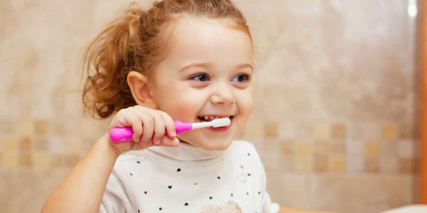 Insegnare a lavare i denti ai bambini