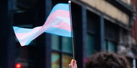 bandera-trans-menores-trans-ayuda