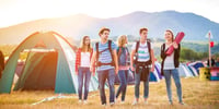 viaje-con-amigos-en-verano-acampada