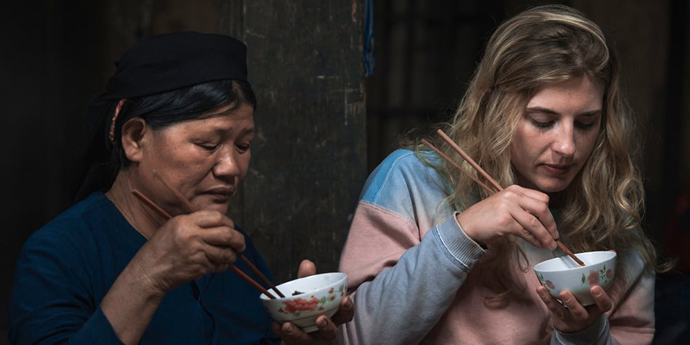 two-women-eating-together