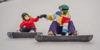 deportes-de-invierno-con-ninos-snowboard