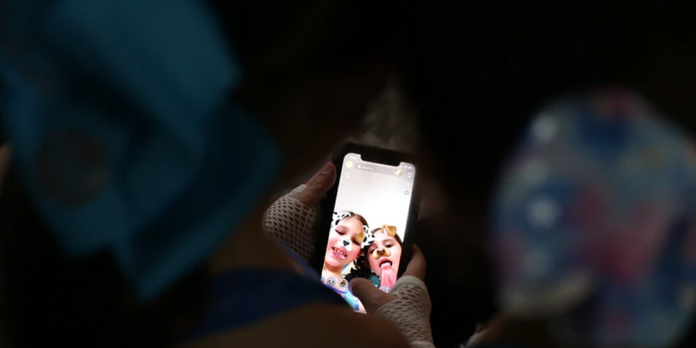 Snapchat e cyberbullismo smartphone selfie con filtri