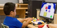 niño estudiando con el ordenador
