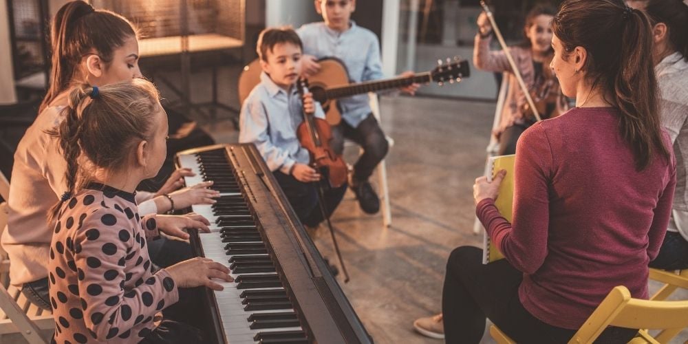 kids in music class