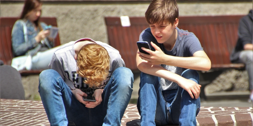 Niños utilizando sus teléfonos móviles
