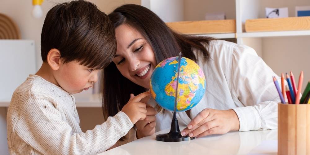 madre-e-hijo-aprender-futuro-geografia