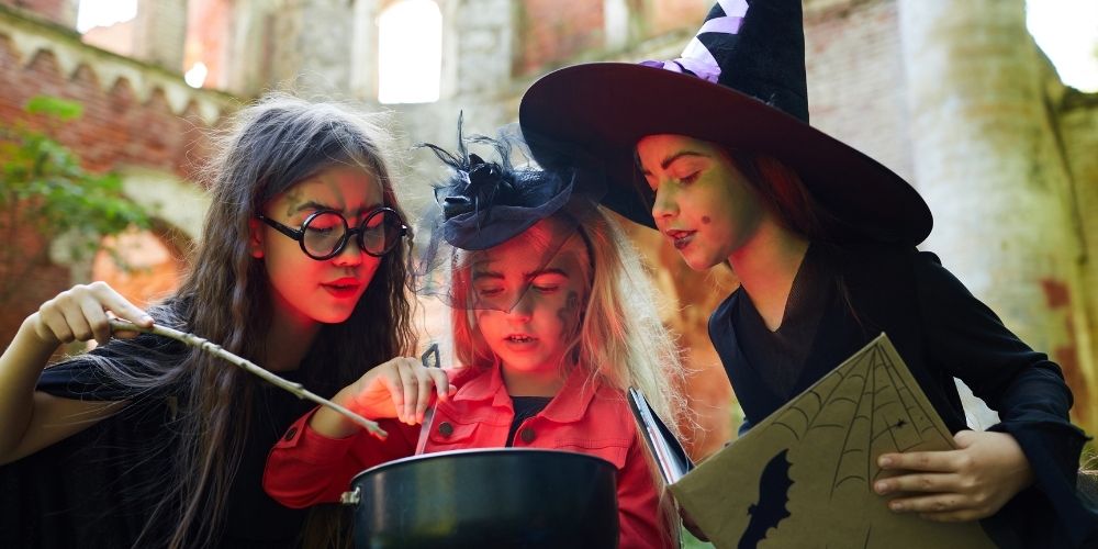origen-de-halloween-historia-ninas-disfrazadas-de-brujas