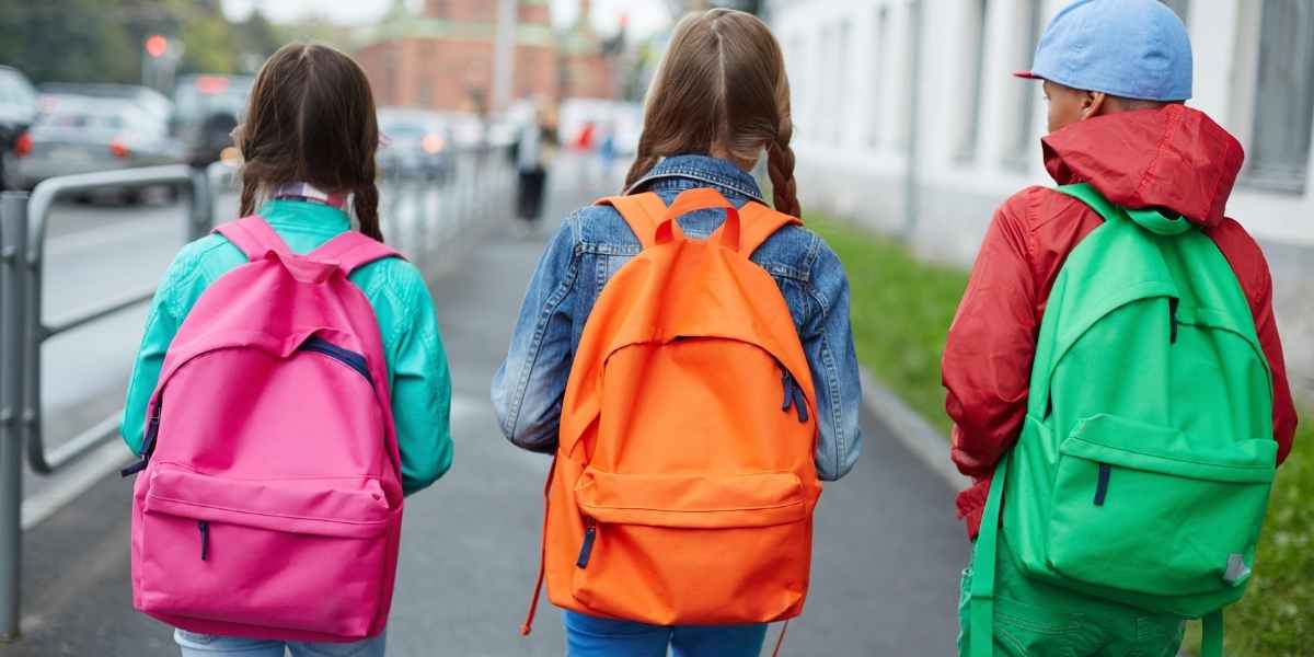 Enfants allant à l'école