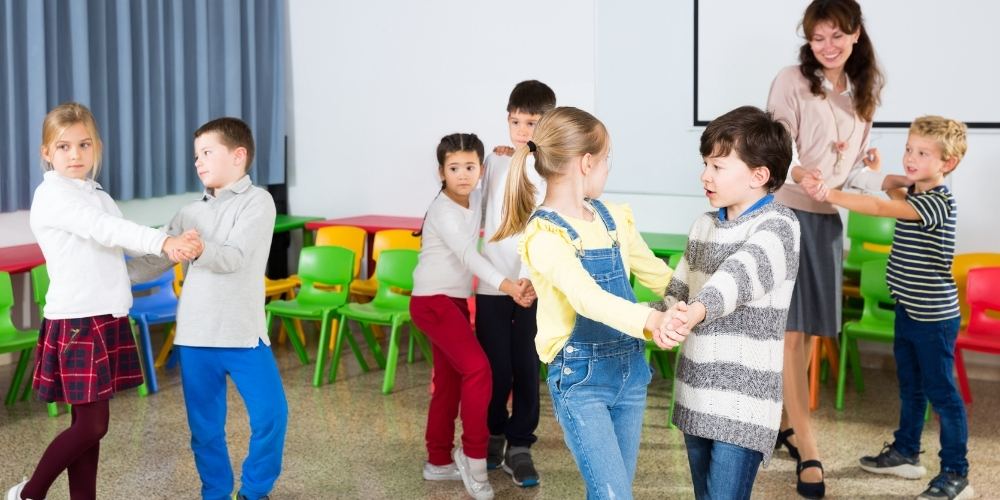 baile-de-fin-de-curso-primaria-colegio-ninos-bailando