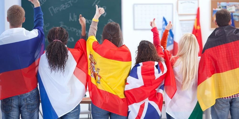 alumnos-con-banderas-paises-idiomas-mas-dificiles-de-aprender