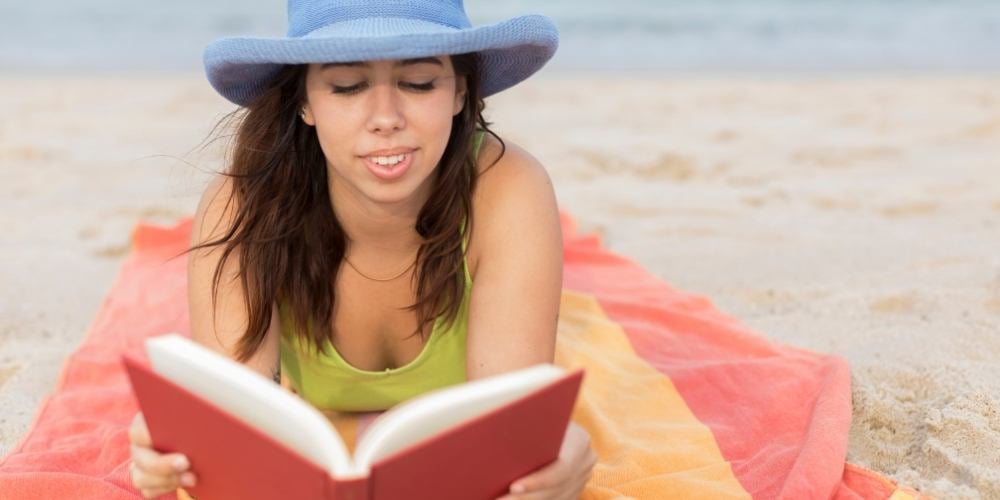 libros-para-el-verano-estudiante-leyendo-en-la-playa