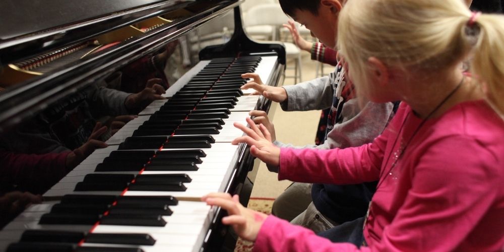 kids playing piano