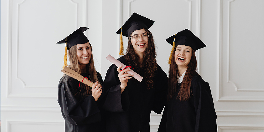 girls graduating uni